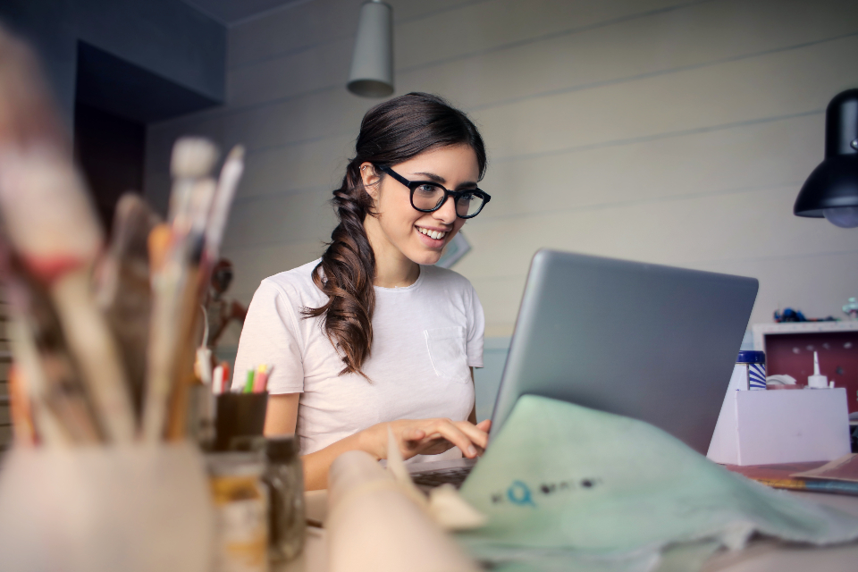 Online eğitim alan bir öğrenci
